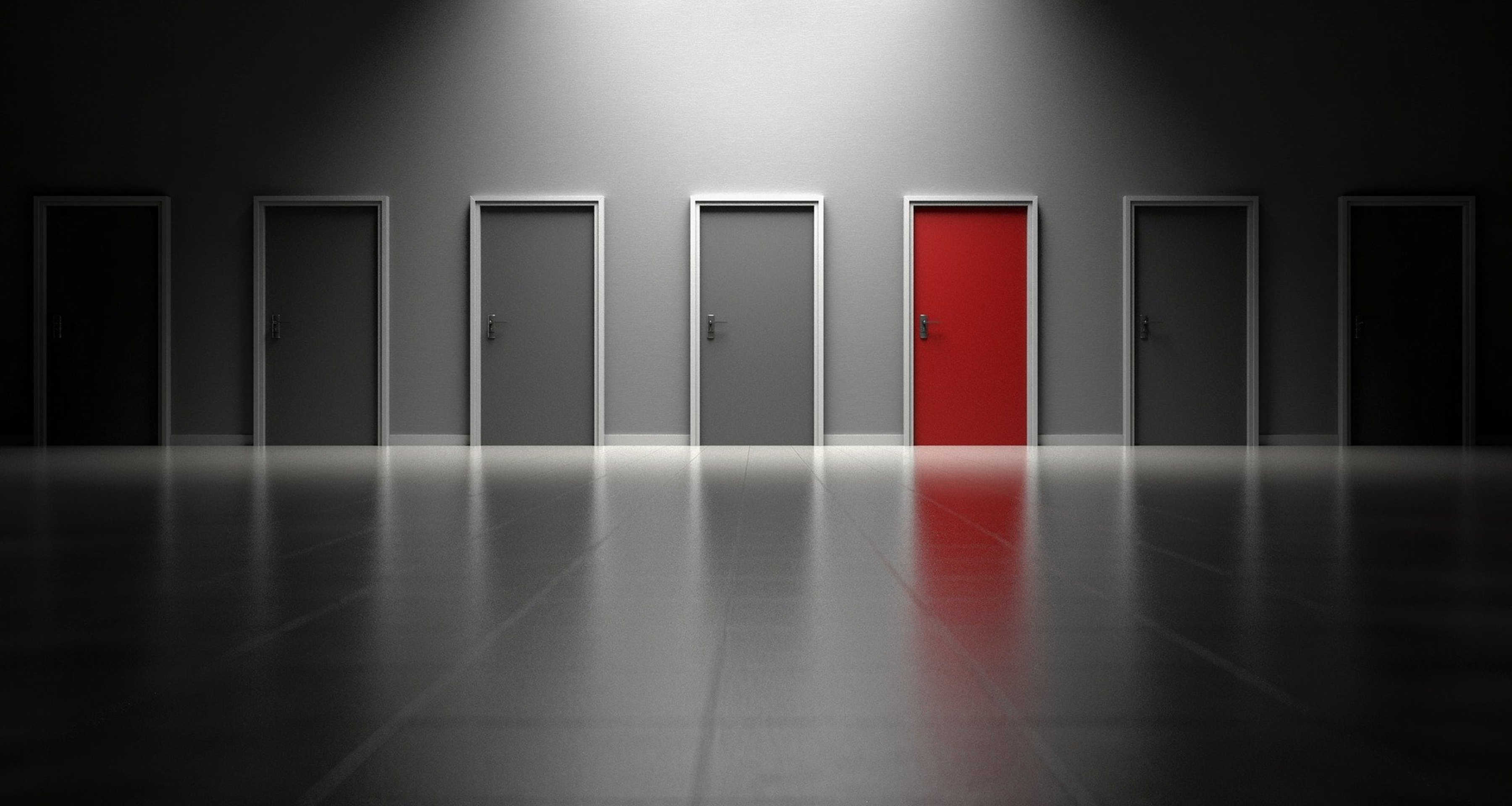 Graue Türen und eine rote Tür zur Visualisierung von Einzigartigkeit